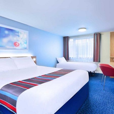 Travelodge London Raynes Park Buitenkant foto