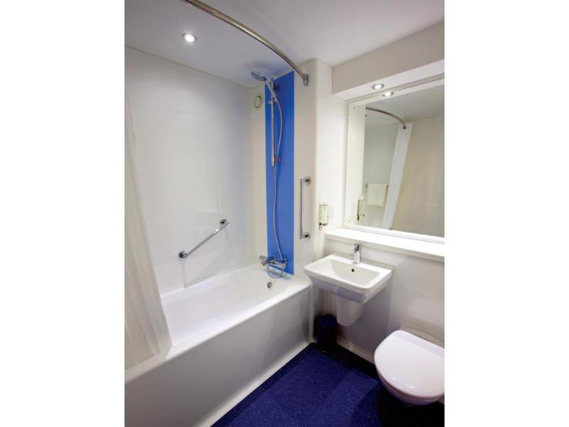 Travelodge London Raynes Park Buitenkant foto
