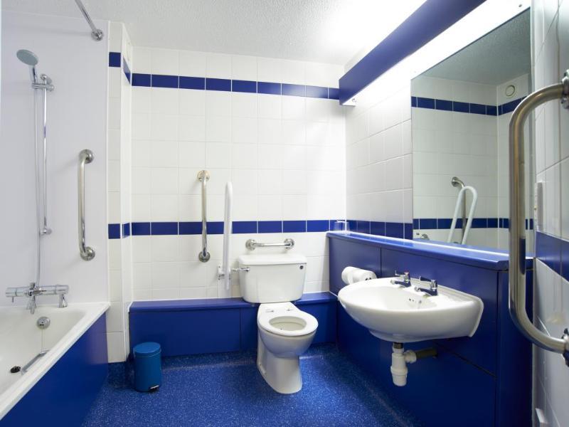 Travelodge London Raynes Park Buitenkant foto