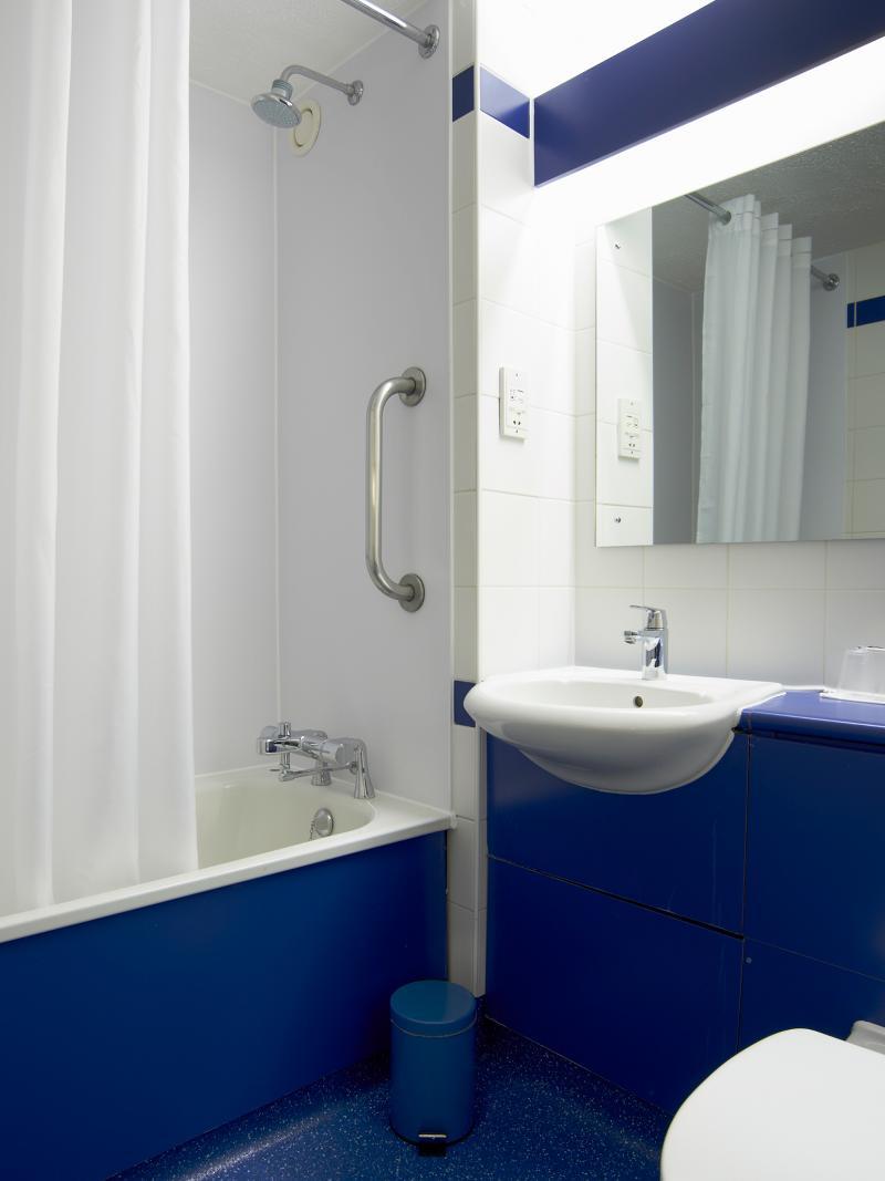 Travelodge London Raynes Park Buitenkant foto