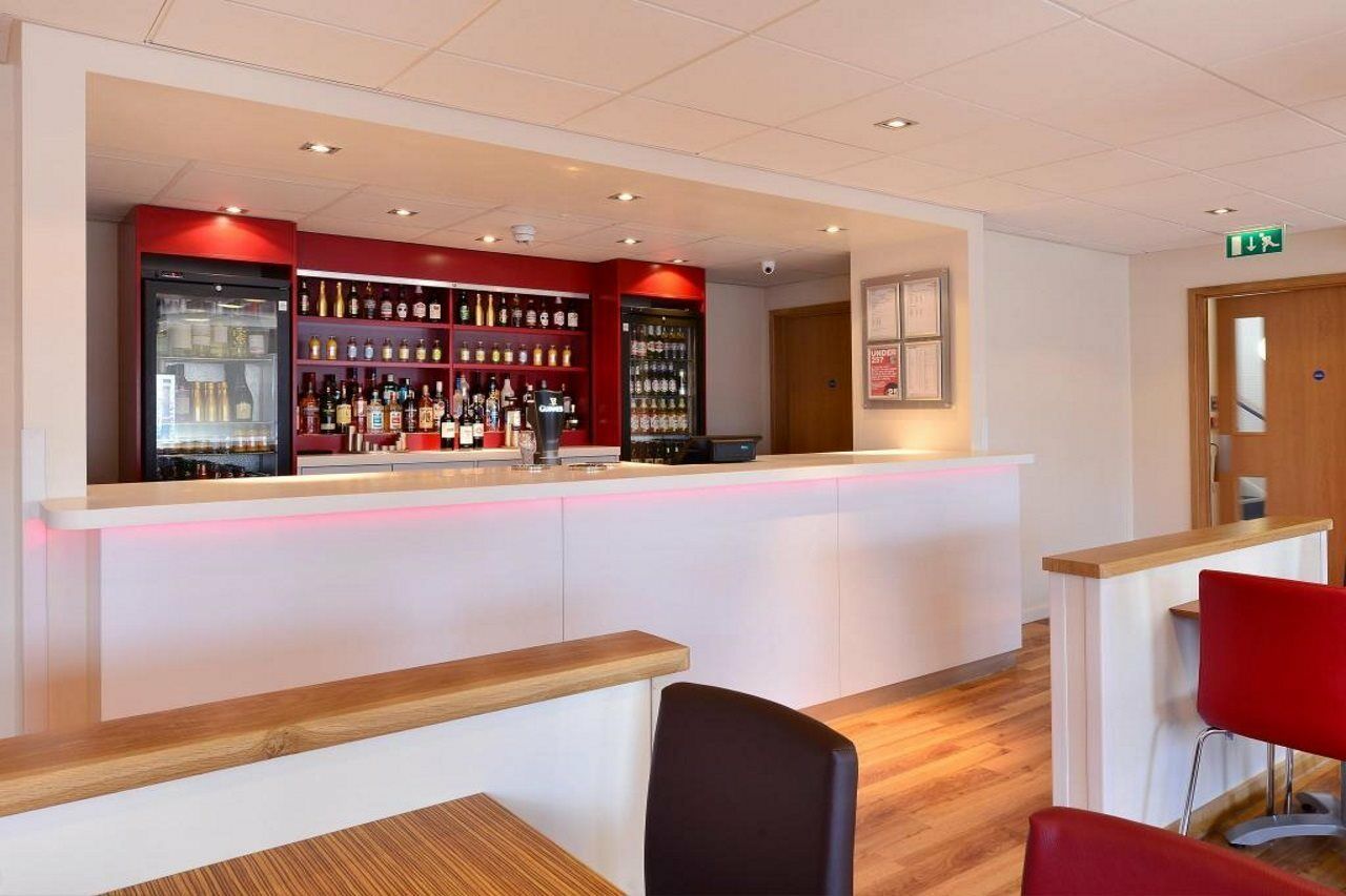 Travelodge London Raynes Park Buitenkant foto