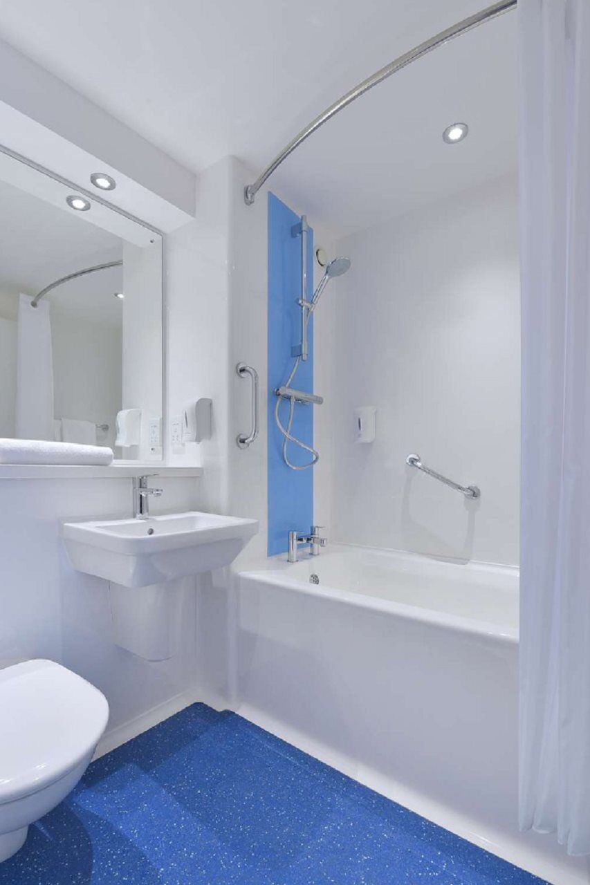 Travelodge London Raynes Park Buitenkant foto