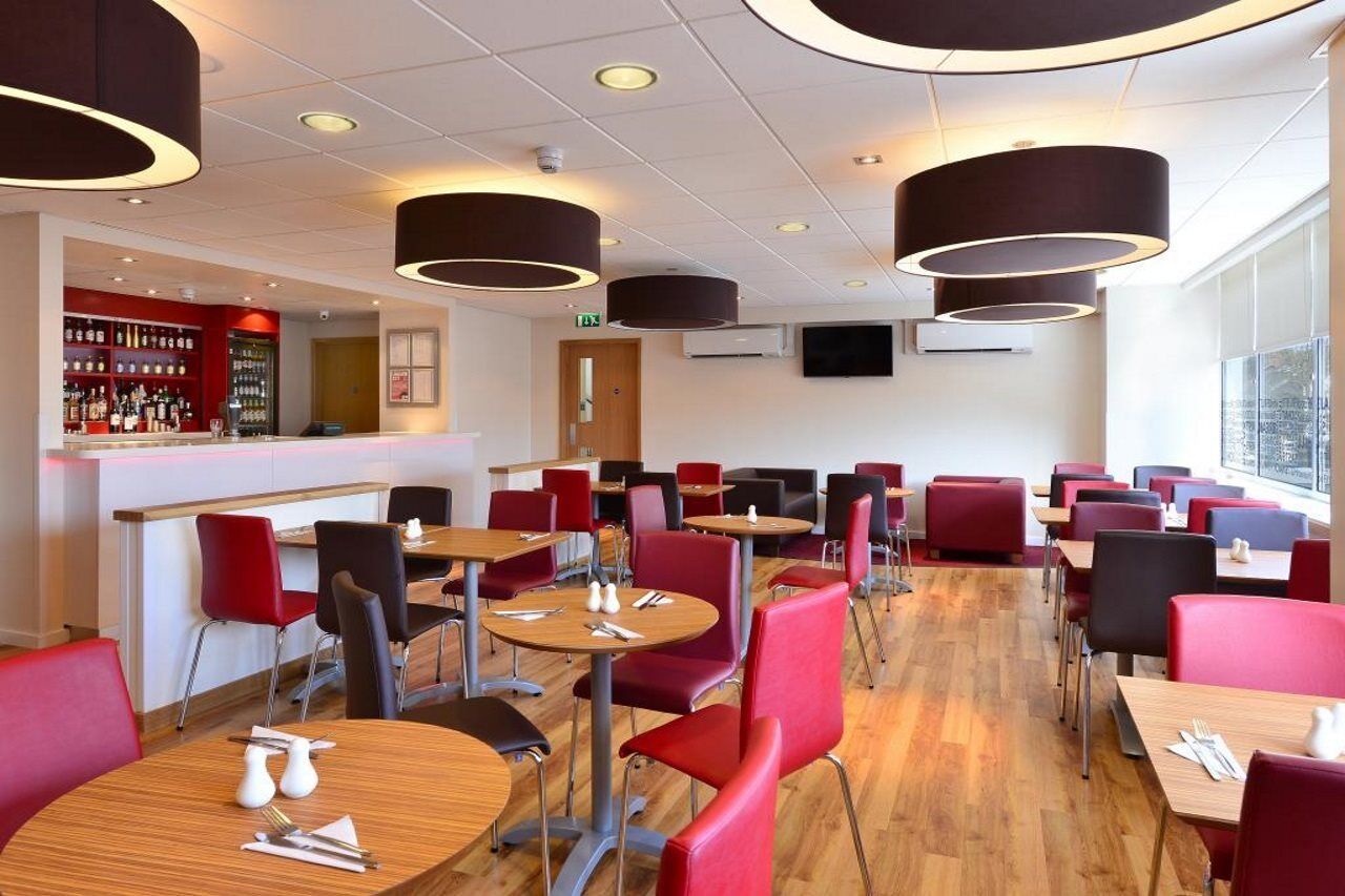 Travelodge London Raynes Park Buitenkant foto