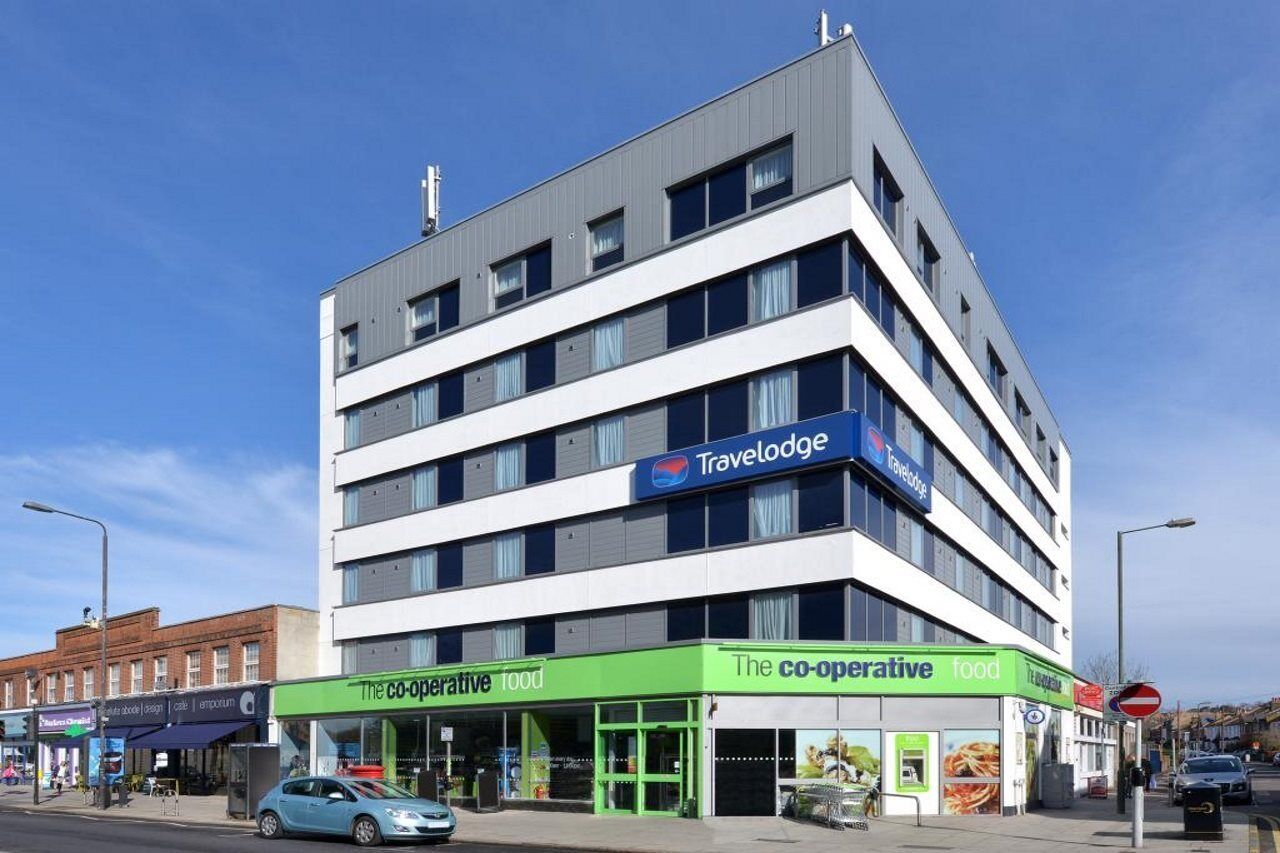 Travelodge London Raynes Park Buitenkant foto